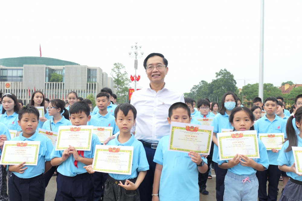 Đồng chí Trần Quang Dũng, Ủy viên Ban Thường vụ, Trưởng Ban Tuyên giáo Đảng ủy, Trưởng Ban Truyền thông và Văn hóa doanh nghiệp Tập đoàn trao bằng khen tuyên dương các em học sinh đạt thành tích cao. Đồng chí Trần Quang Dũng, Ủy viên Ban Thường vụ, Trưởng Ban Tuyên giáo Đảng ủy, Trưởng Ban Truyền thông và Văn hóa doanh nghiệp Tập đoàn trao bằng khen tuyên dương các em học sinh đạt thành tích cao.